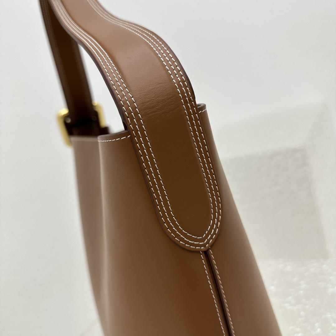 Jacquemus Le Regalo Leather Bucket Bag (30x33x14cm) - 