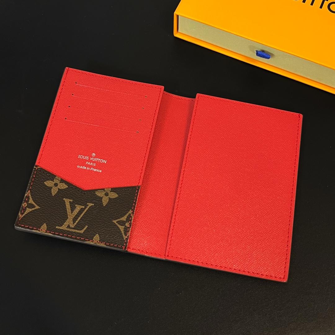 Louis Vuitton Passport Cover   M82862 - 