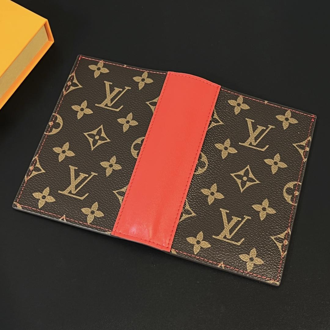 Louis Vuitton Passport Cover   M82862 - 