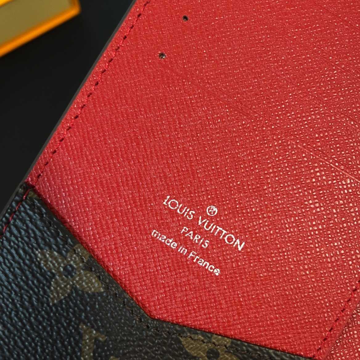 Louis Vuitton Passport Cover   M82862 - 