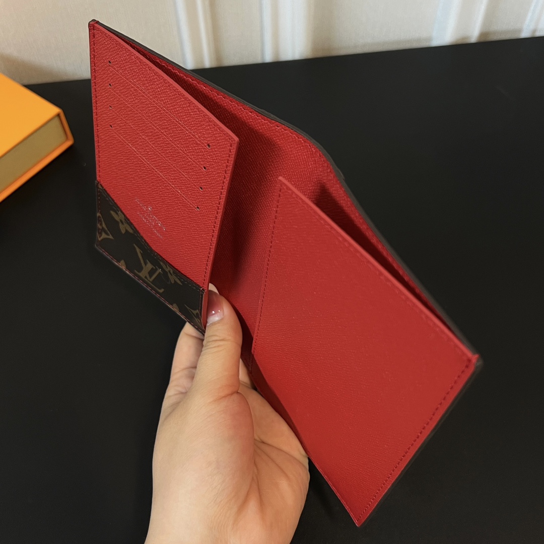 Louis Vuitton Passport Cover   M82862 - 