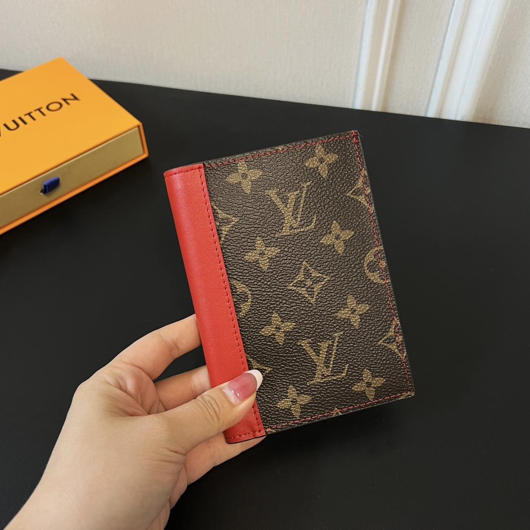 Louis Vuitton Passport Cover   M82862 - 