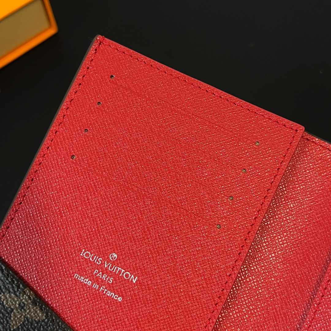 Louis Vuitton Passport Cover   M82862 - 