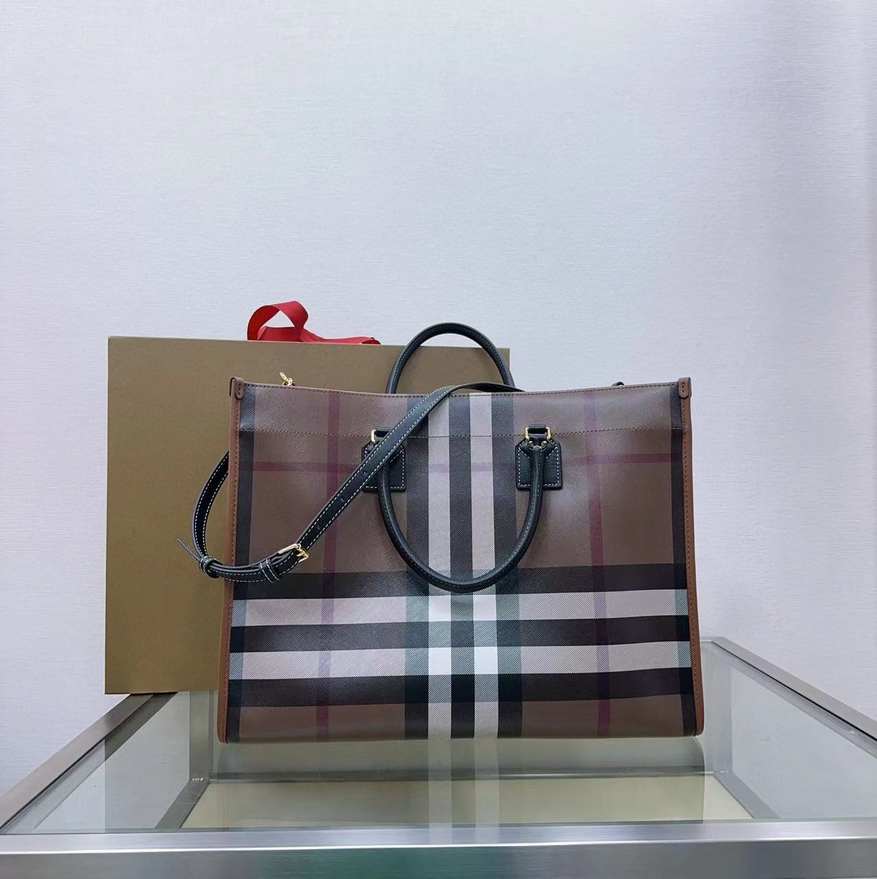 Burberry Medium Freya Tote  - 