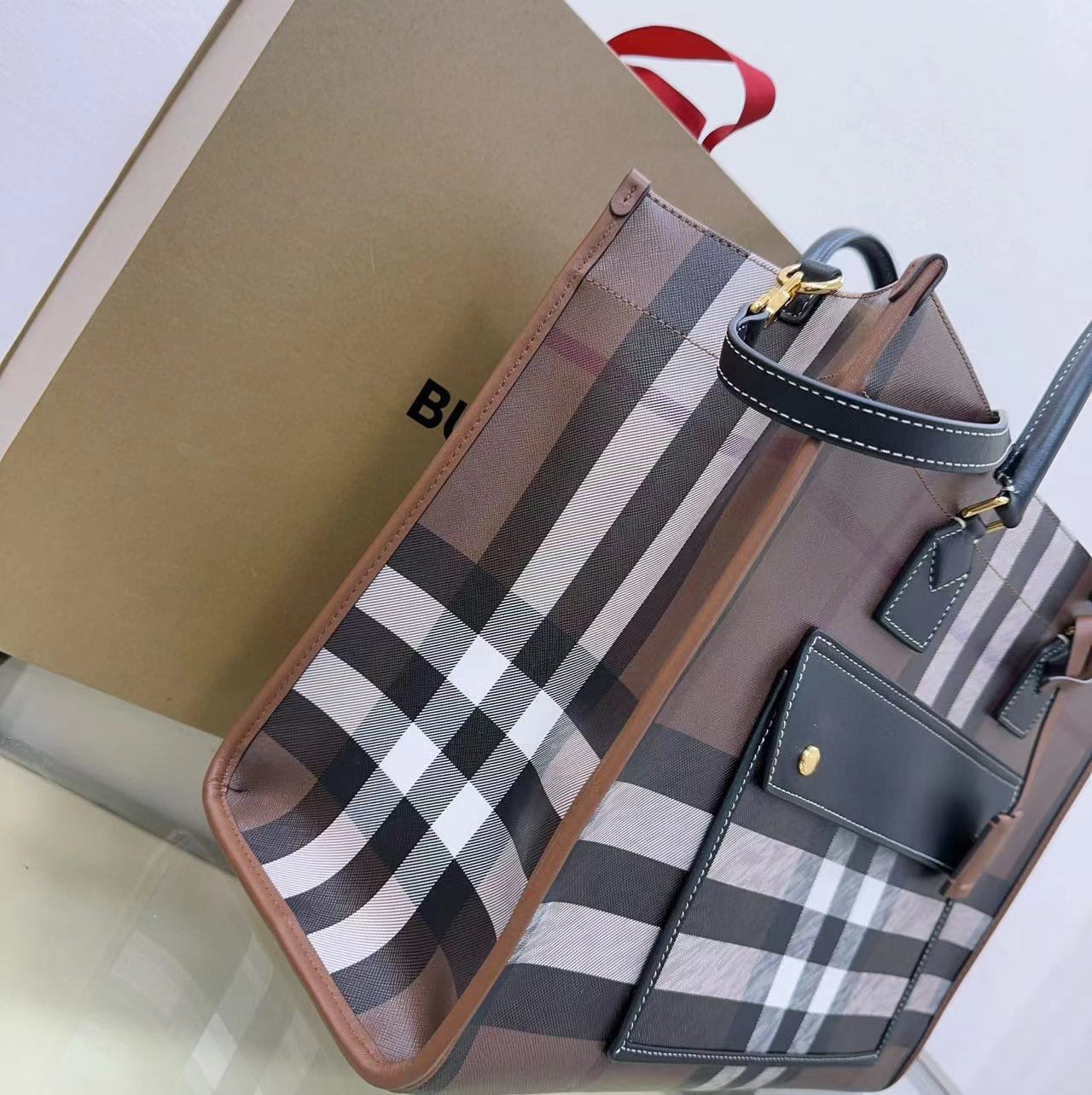 Burberry Medium Freya Tote  - 