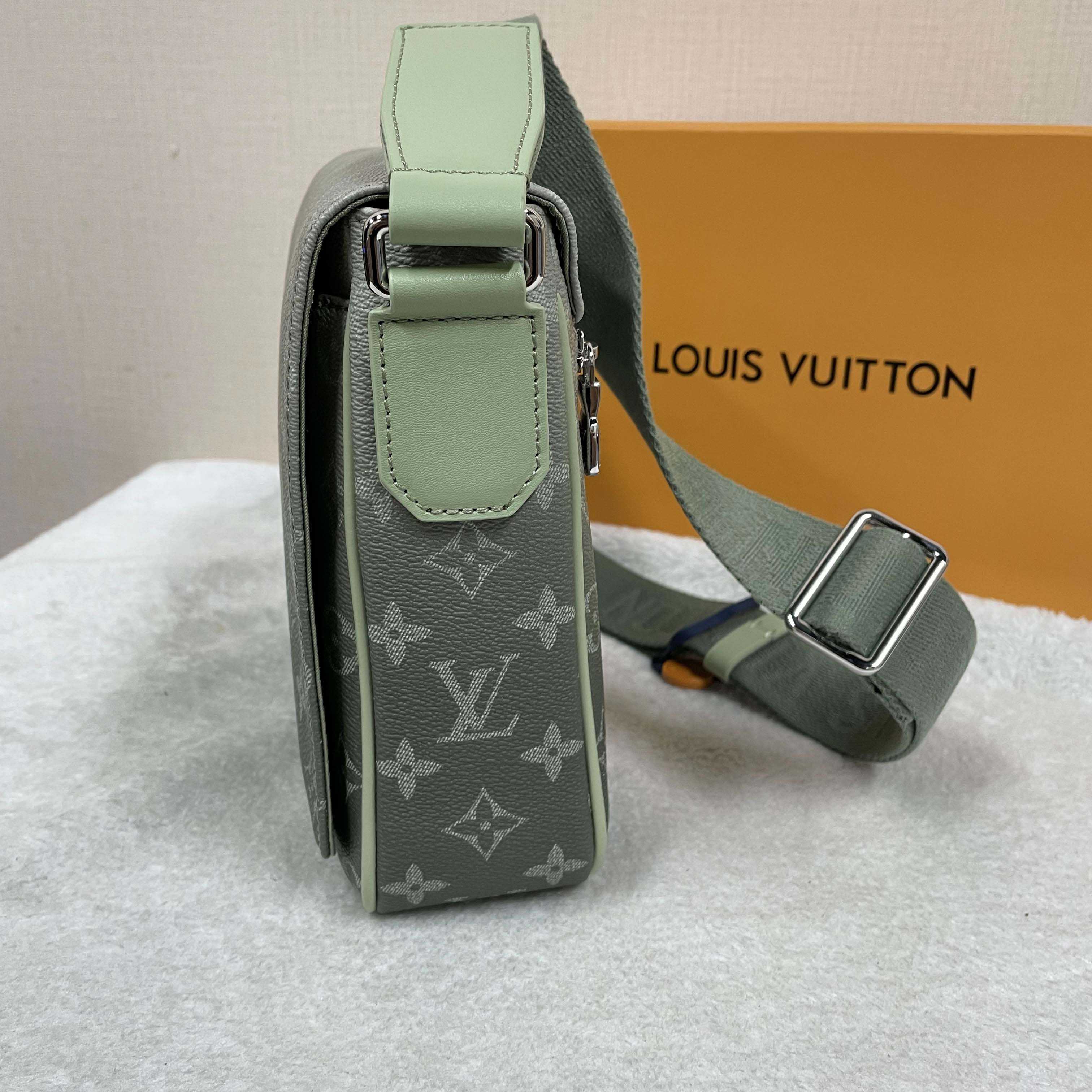 Louis Vuitton District PM   M11593 - DesignerGu