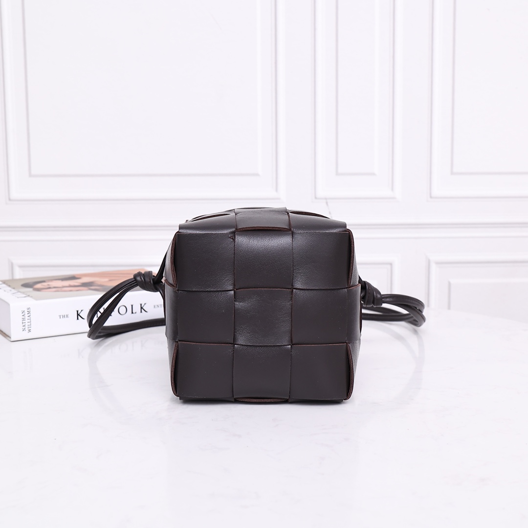 Bottega Veneta Small Cassette Cross-Body Bucket - 