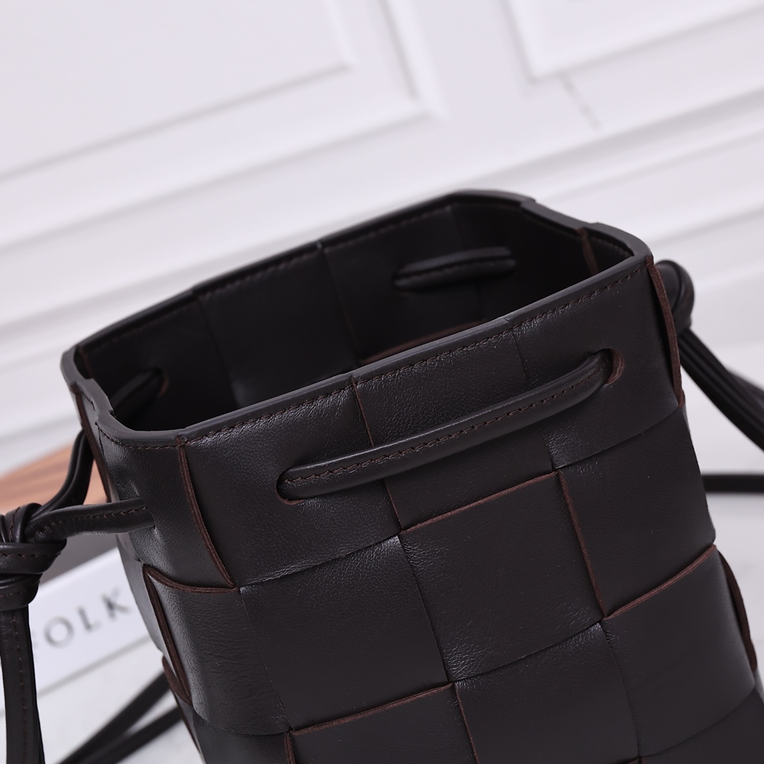 Bottega Veneta Small Cassette Cross-Body Bucket - 