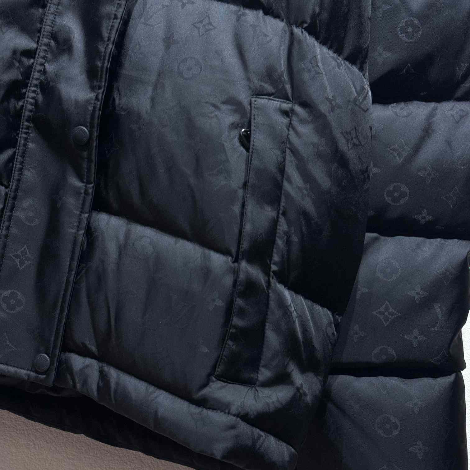 Louis Vuitton Monogram Puffer Jacket    1AGAEQ - 