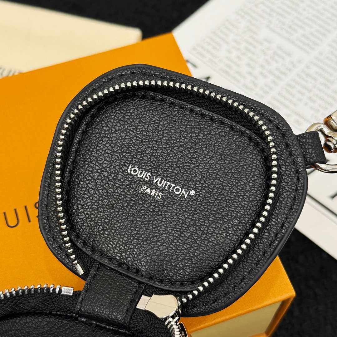 Louis Vuitton 57th Street NYC LV Dog Bag Charm  M02272 - 