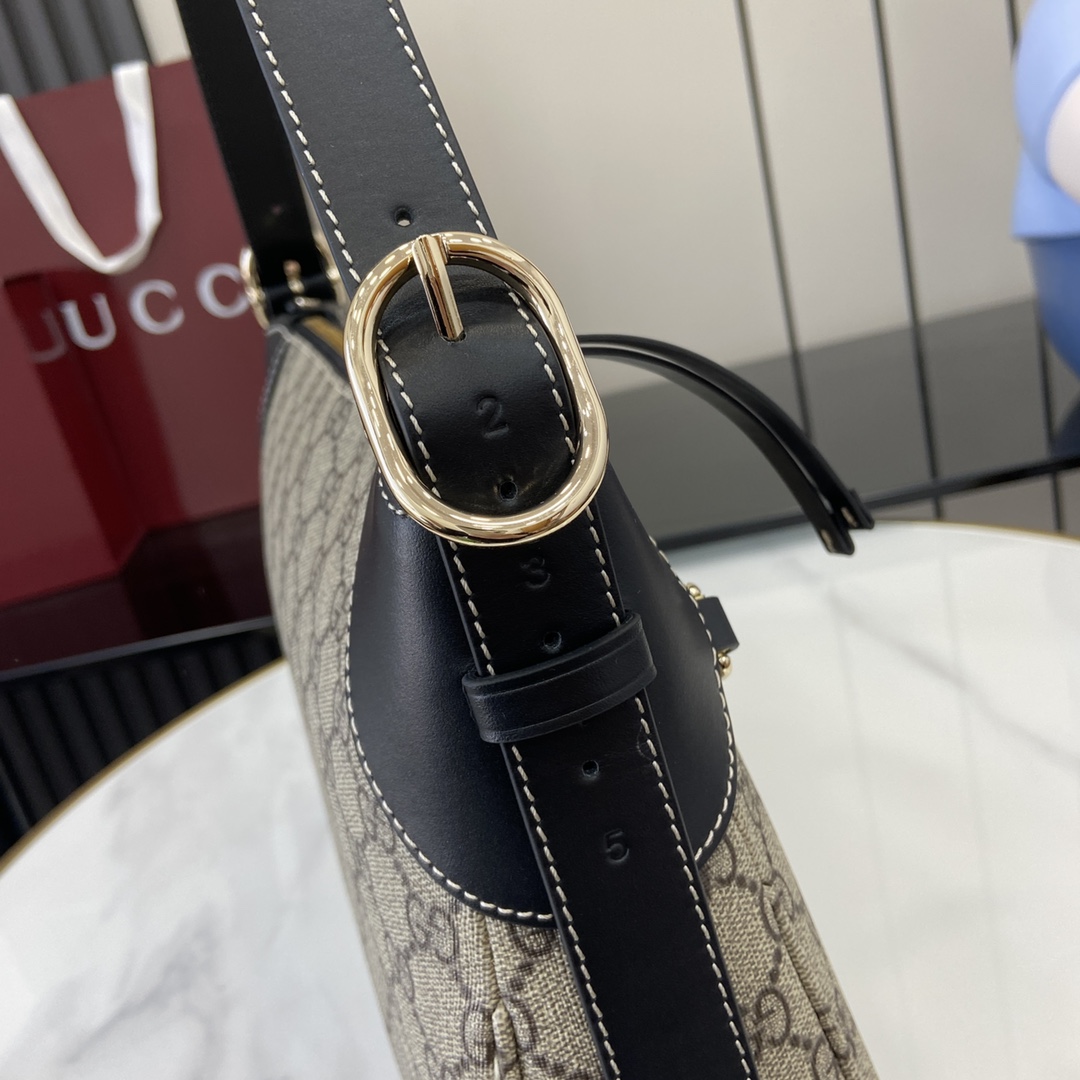 Gucci GG Emblem Medium Shoulder Bag - 