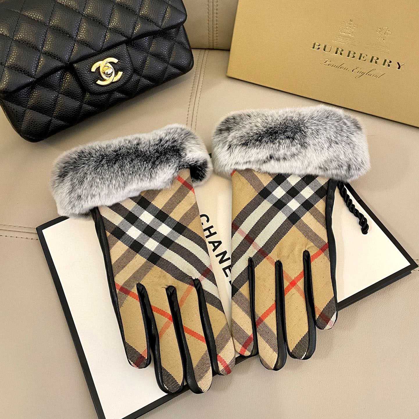 Burberry Gloves  - 