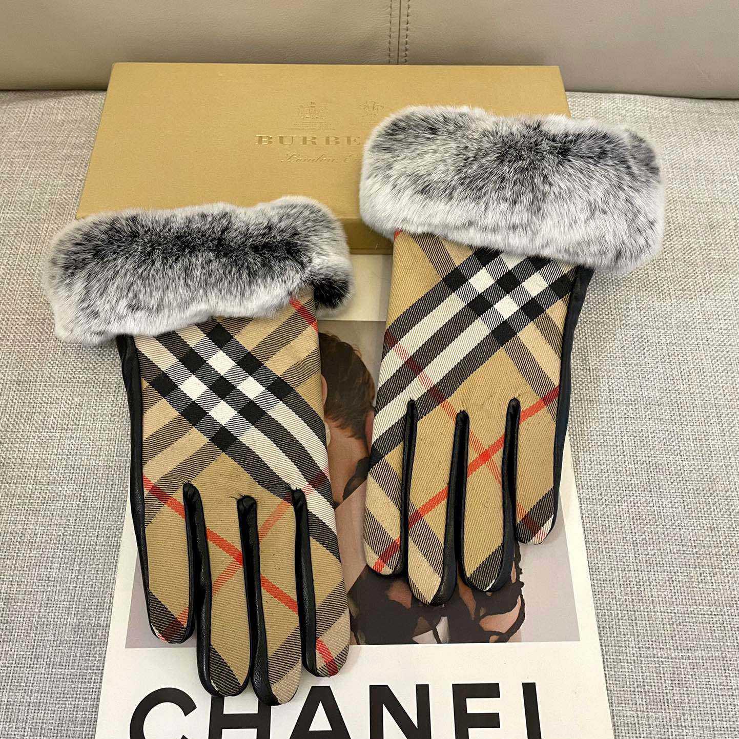 Burberry Gloves  - 