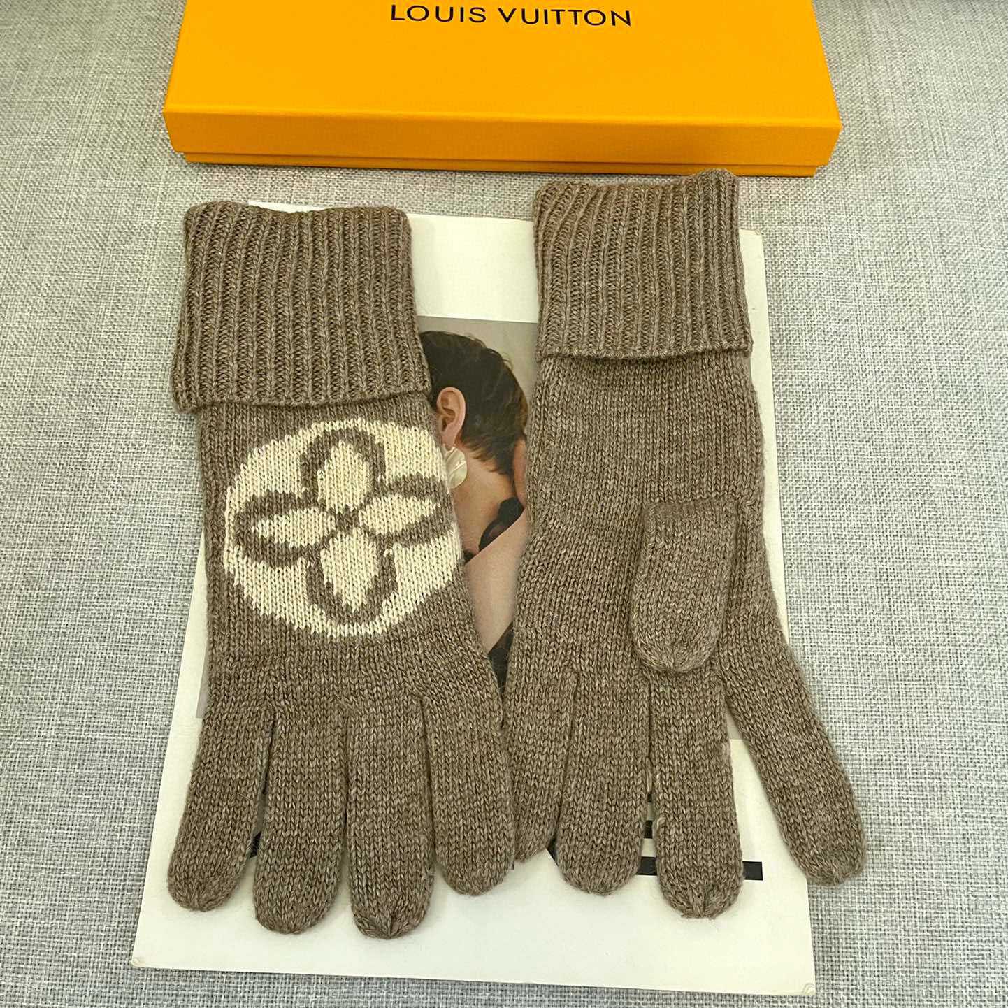 Louis Vuitton LV Medallion Gloves - 