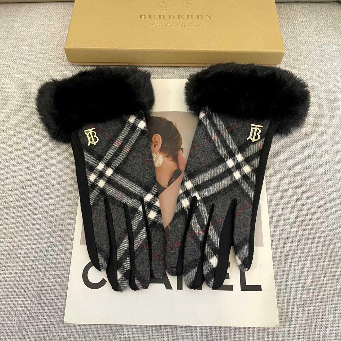 Burberry Gloves  - 