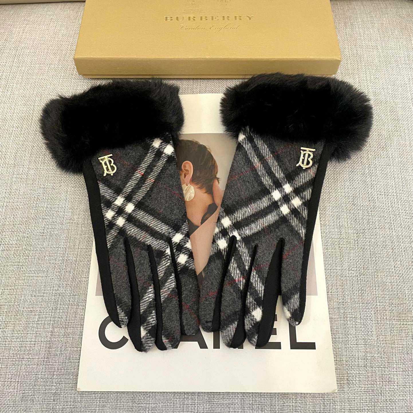 Burberry Gloves  - 