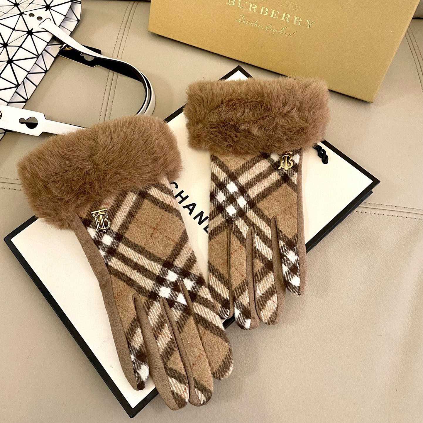 Burberry Gloves  - 