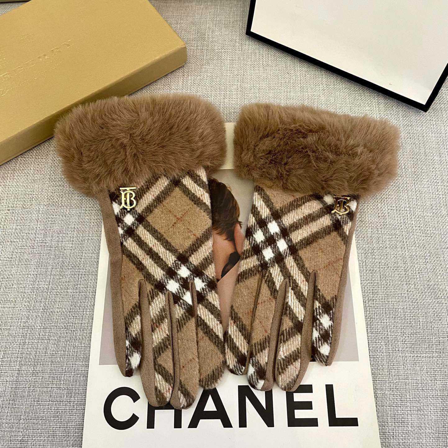 Burberry Gloves  - 