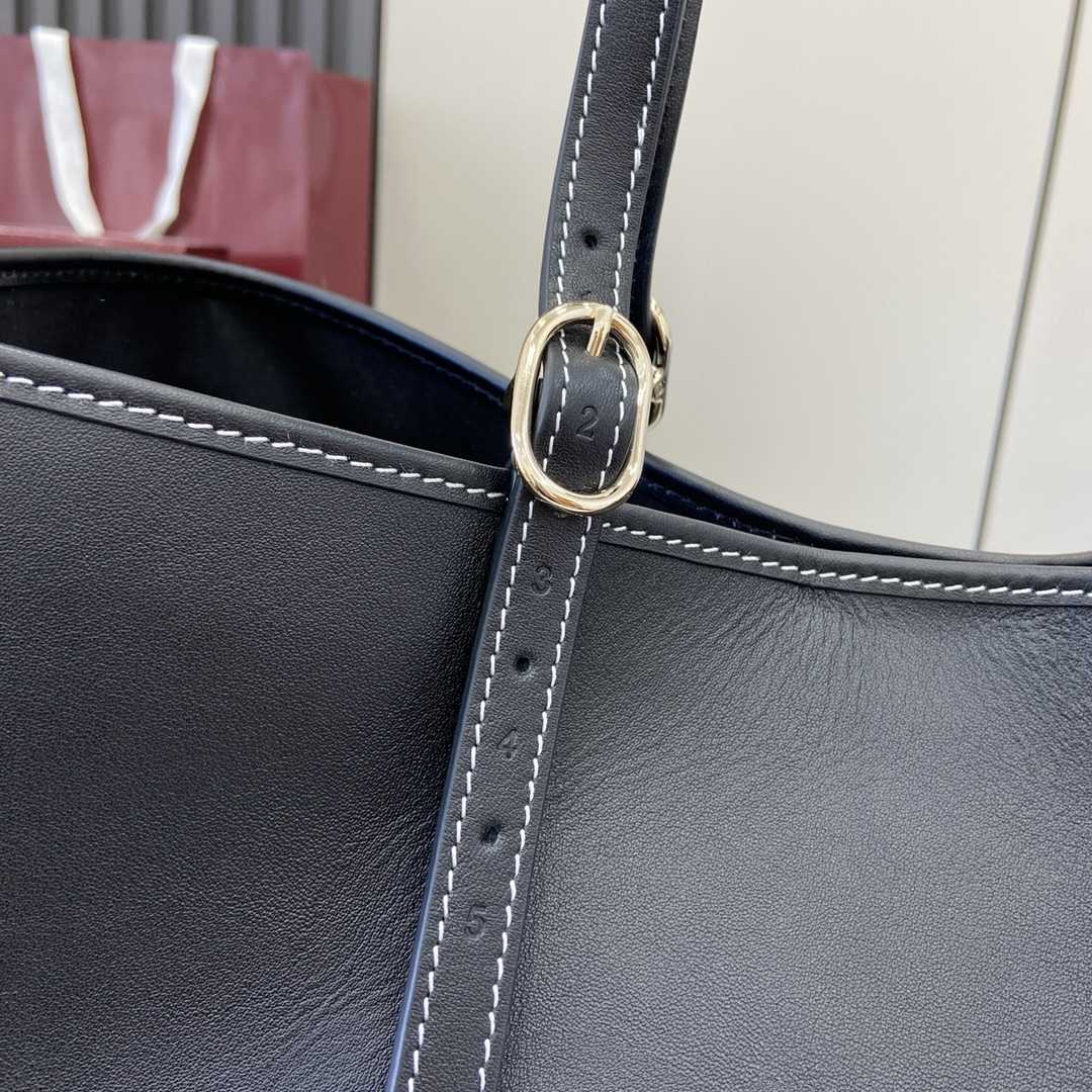Gucci GG Emblem Medium Tote Bag - 