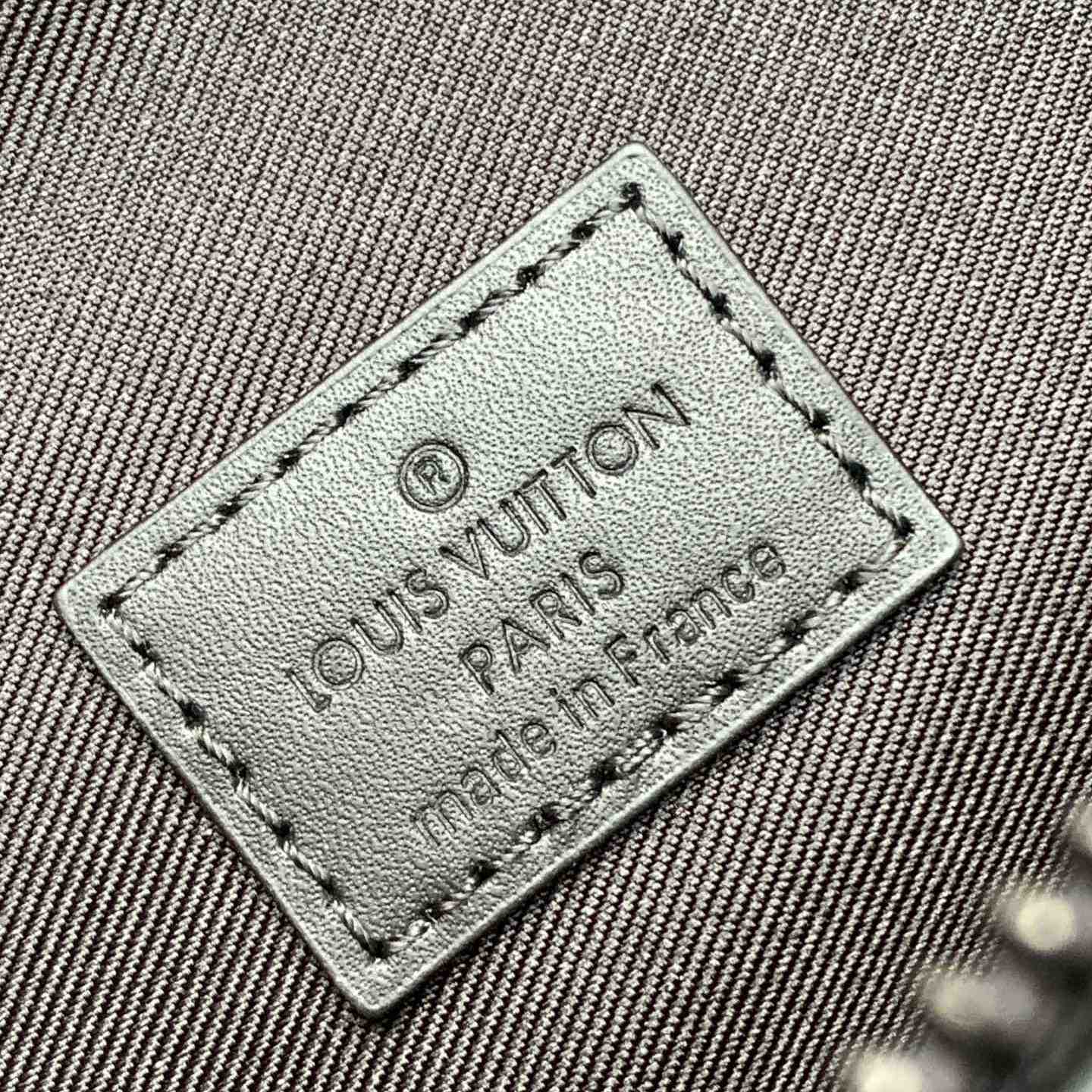 Louis Vuitton Pilot Wearable Wallet   M83563 - 