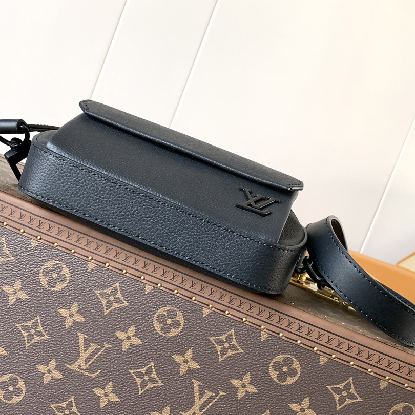 Louis Vuitton Pilot Wearable Wallet   M83563 - 