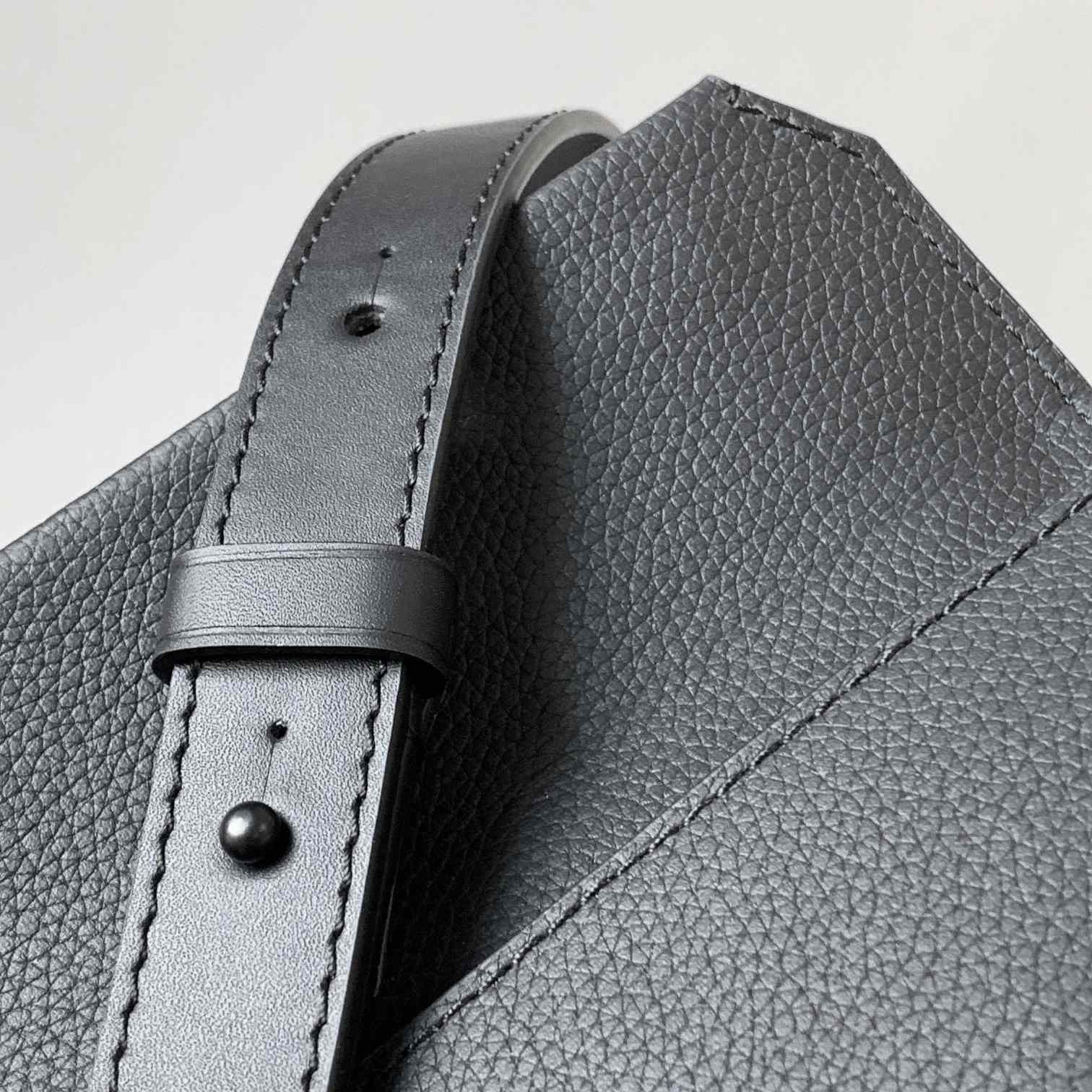 Louis Vuitton Pilot Wearable Wallet   M83563 - 