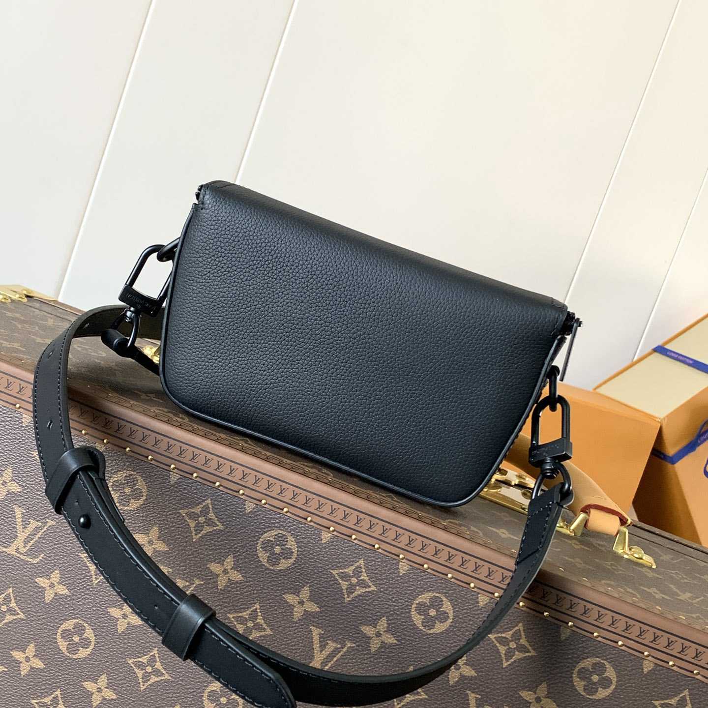 Louis Vuitton Pilot Wearable Wallet   M83563 - 