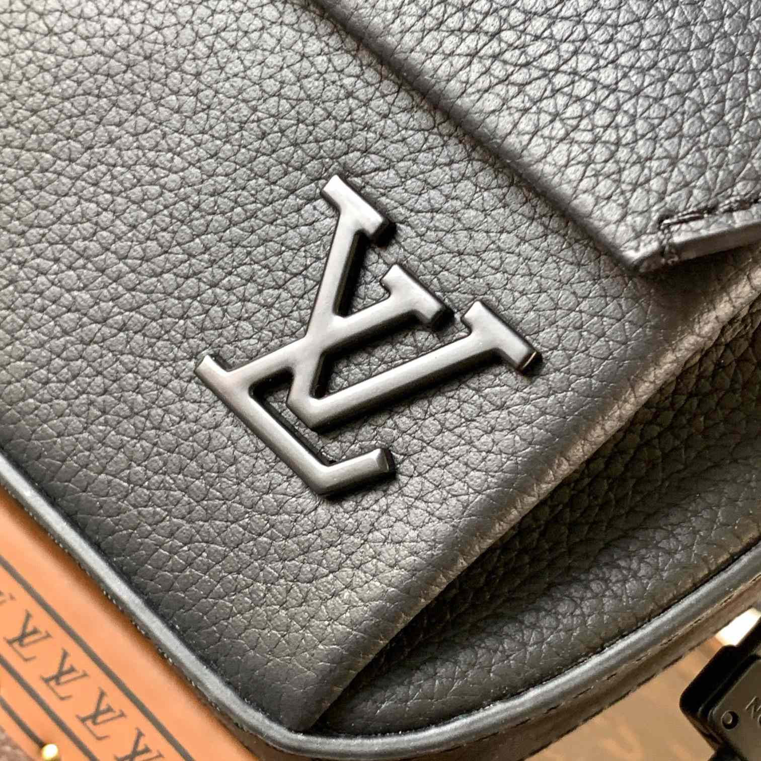 Louis Vuitton Pilot Wearable Wallet   M83563 - 