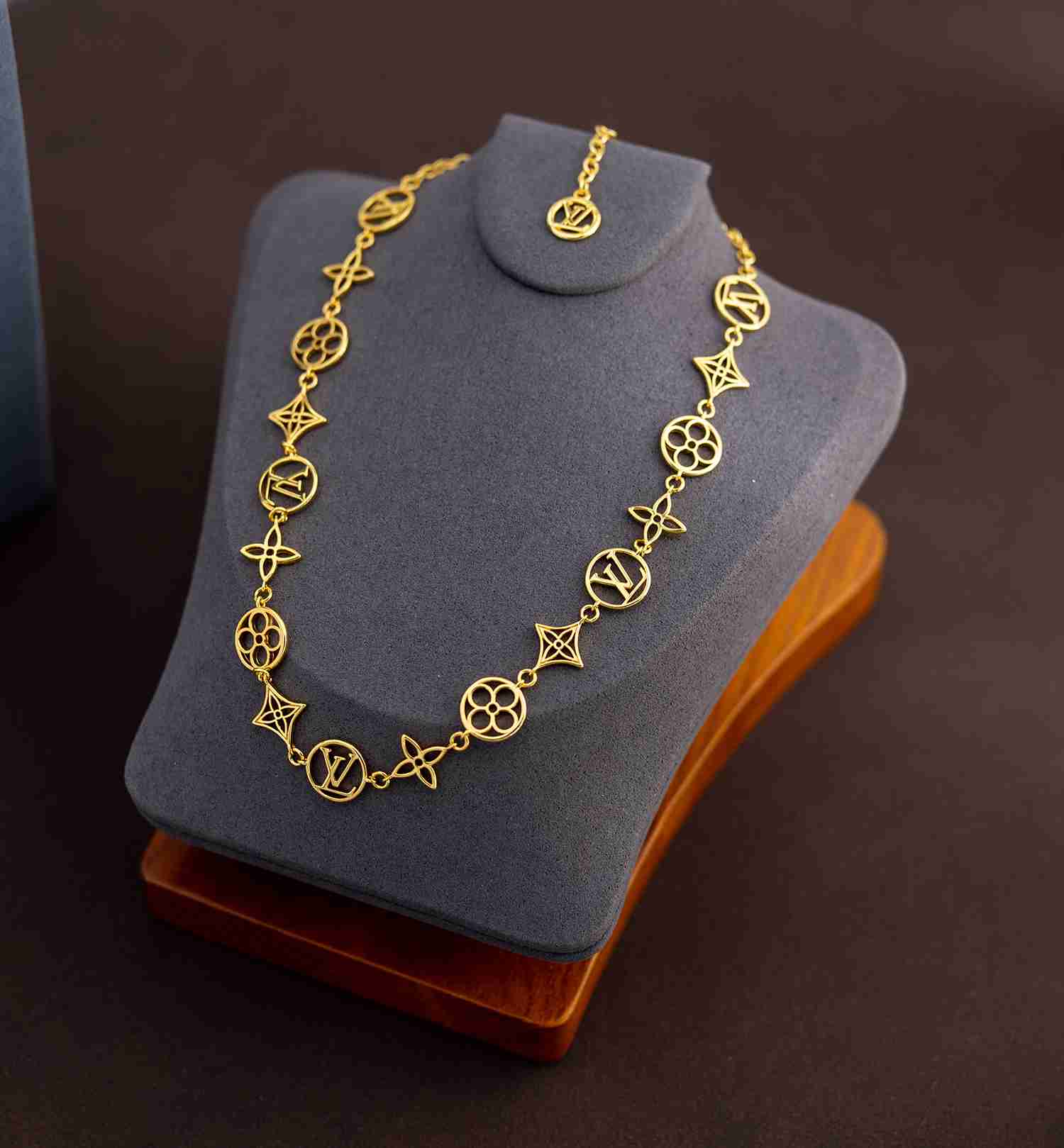 Louis Vuitton LV Lace Necklace   M01057 - DesignerGu