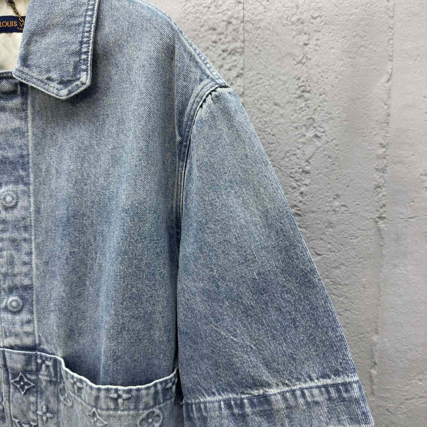 Louis Vuitton Short-Sleeved Denim Workwear Shirt  1ABLDG - DesignerGu