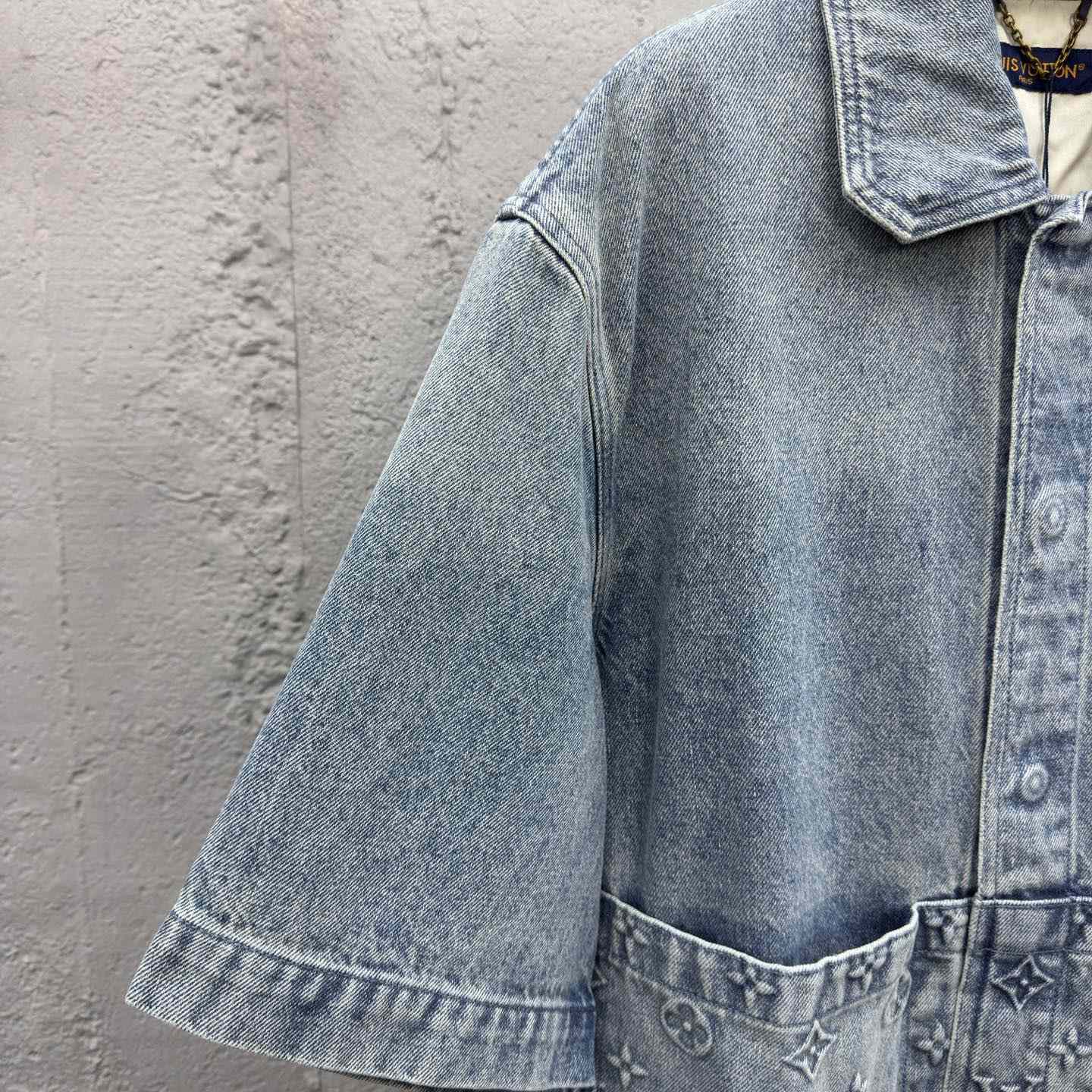 Louis Vuitton Short-Sleeved Denim Workwear Shirt  1ABLDG - DesignerGu