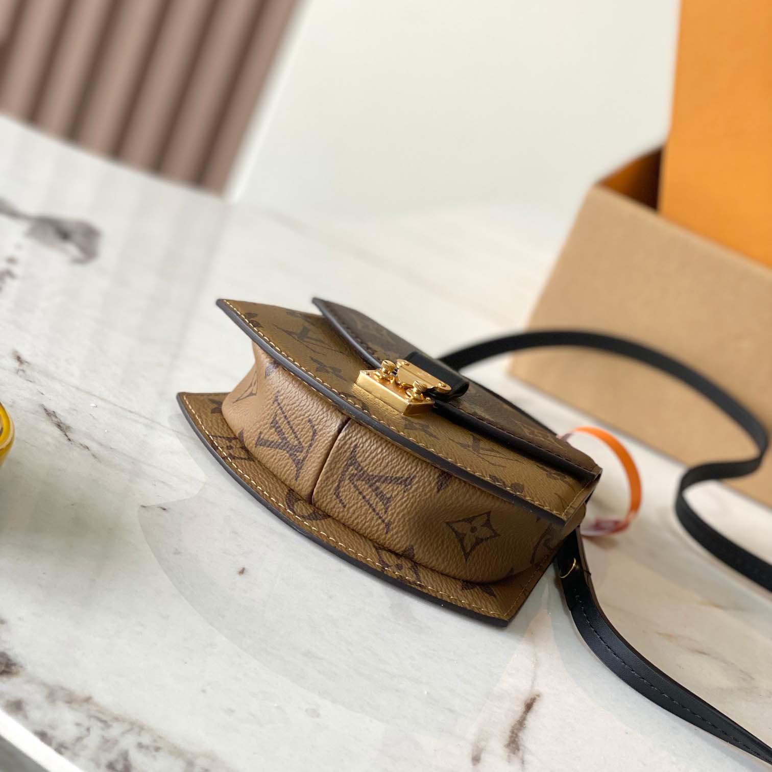 Louis Vuitton Tilsitt Handbag   M83473 - DesignerGu