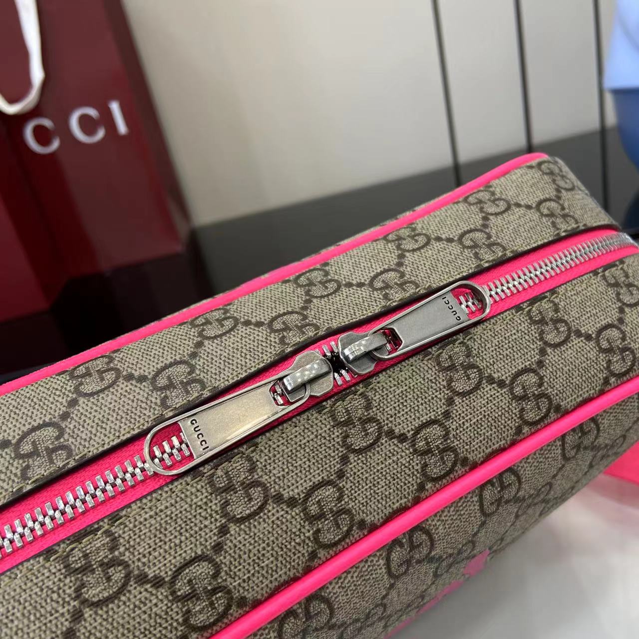 Gucci Medium Crossbody Bag With Print - DesignerGu