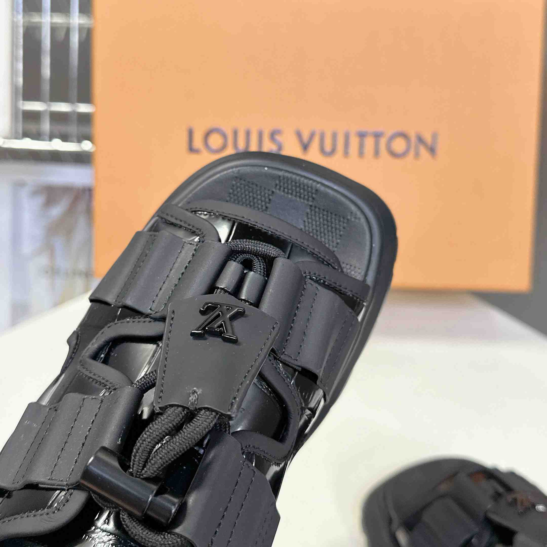 Louis Vuitton Chameleon Comfort Sandal  1AHNJO - DesignerGu