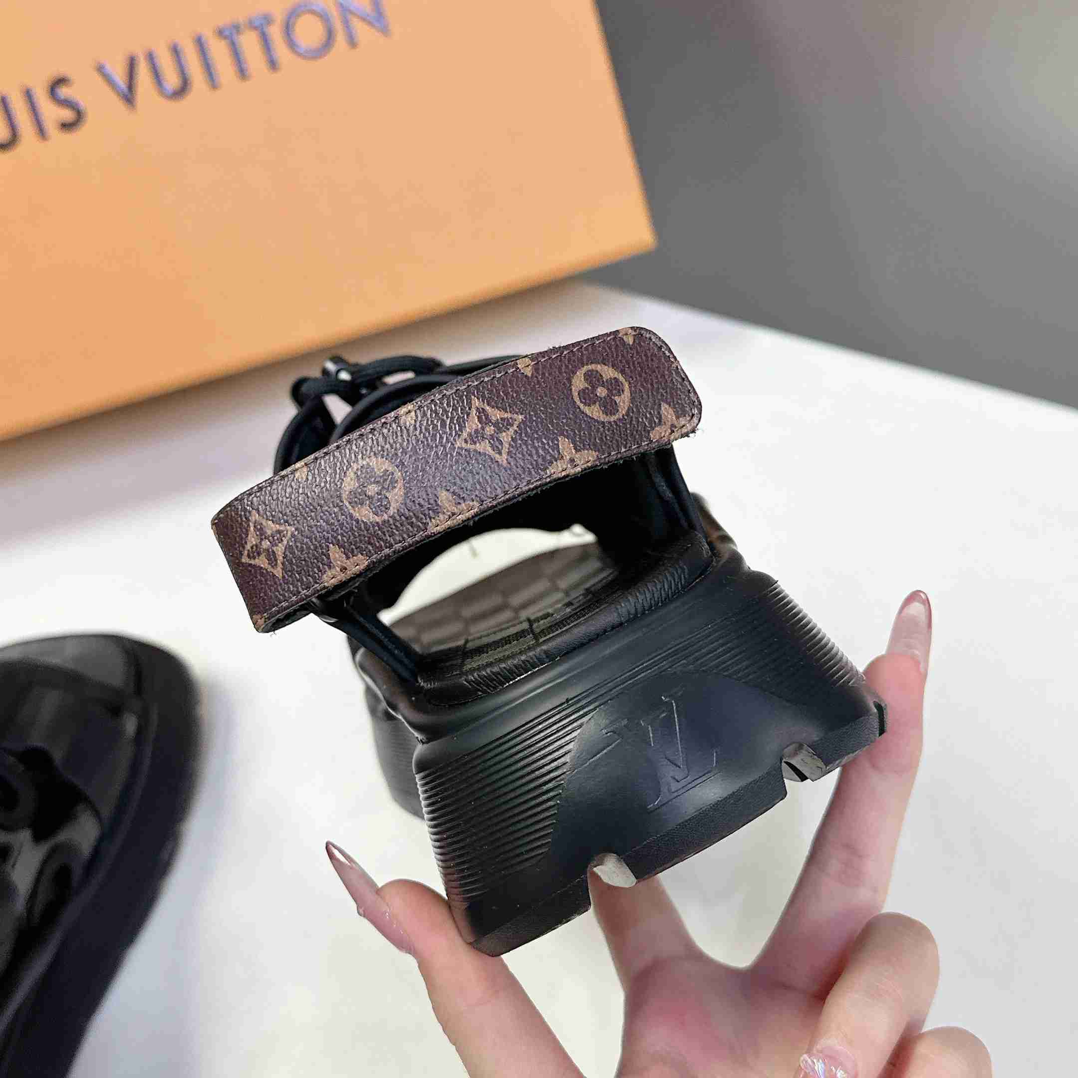 Louis Vuitton Chameleon Comfort Sandal  1AHNJO - DesignerGu