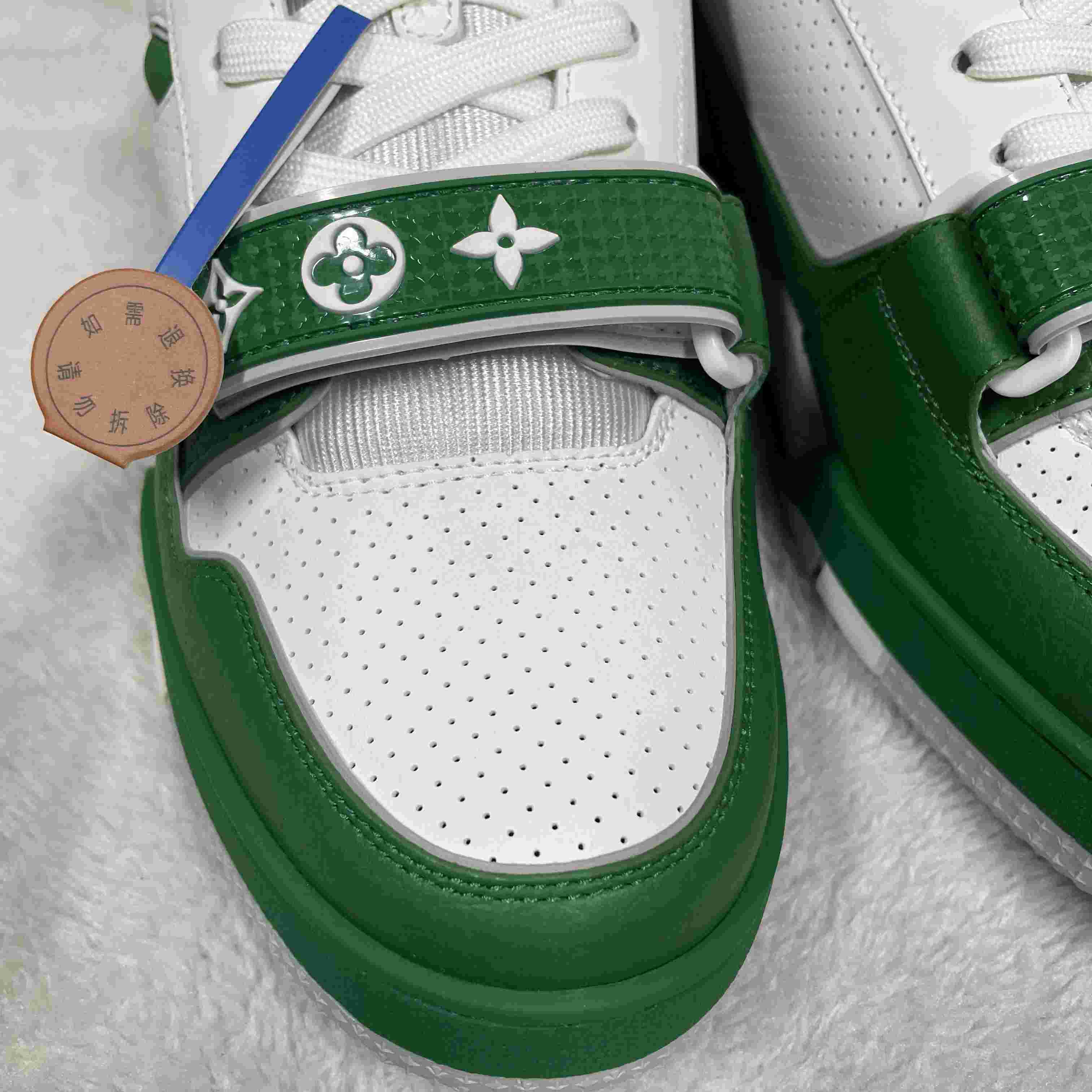 LV Trainer Sneaker 1AHTCZ  - DesignerGu