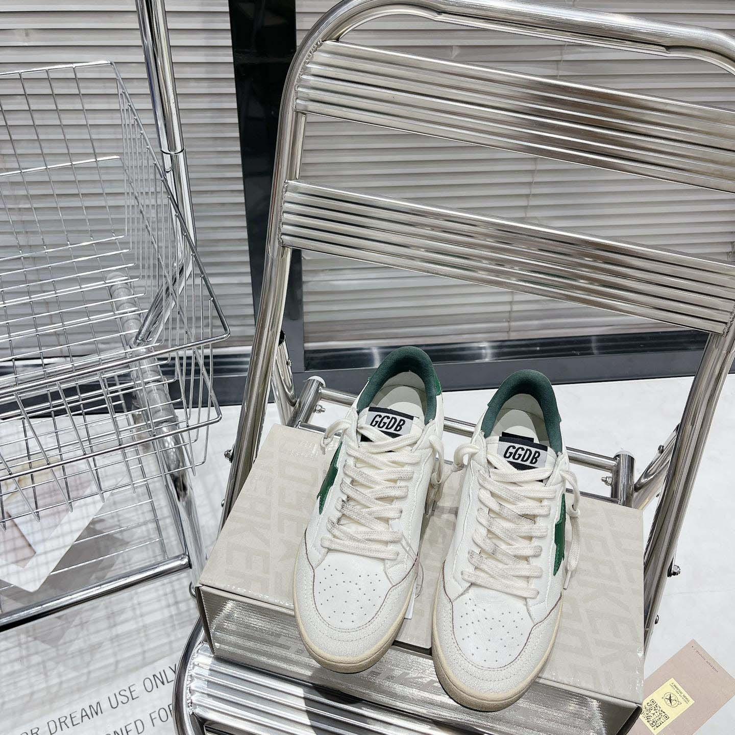 Golden Goose Ball Star Wishes In White Nappa Leather With Green Leather star And Heel Tab - DesignerGu