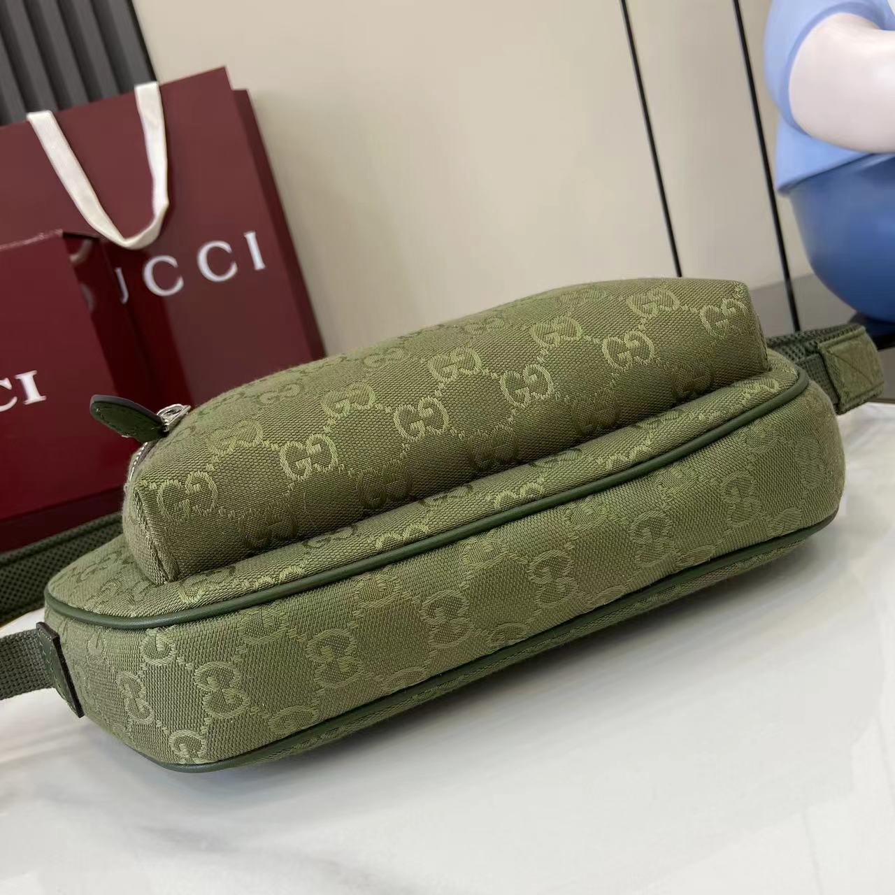 Gucci GG Canvas Large Slingbag - DesignerGu
