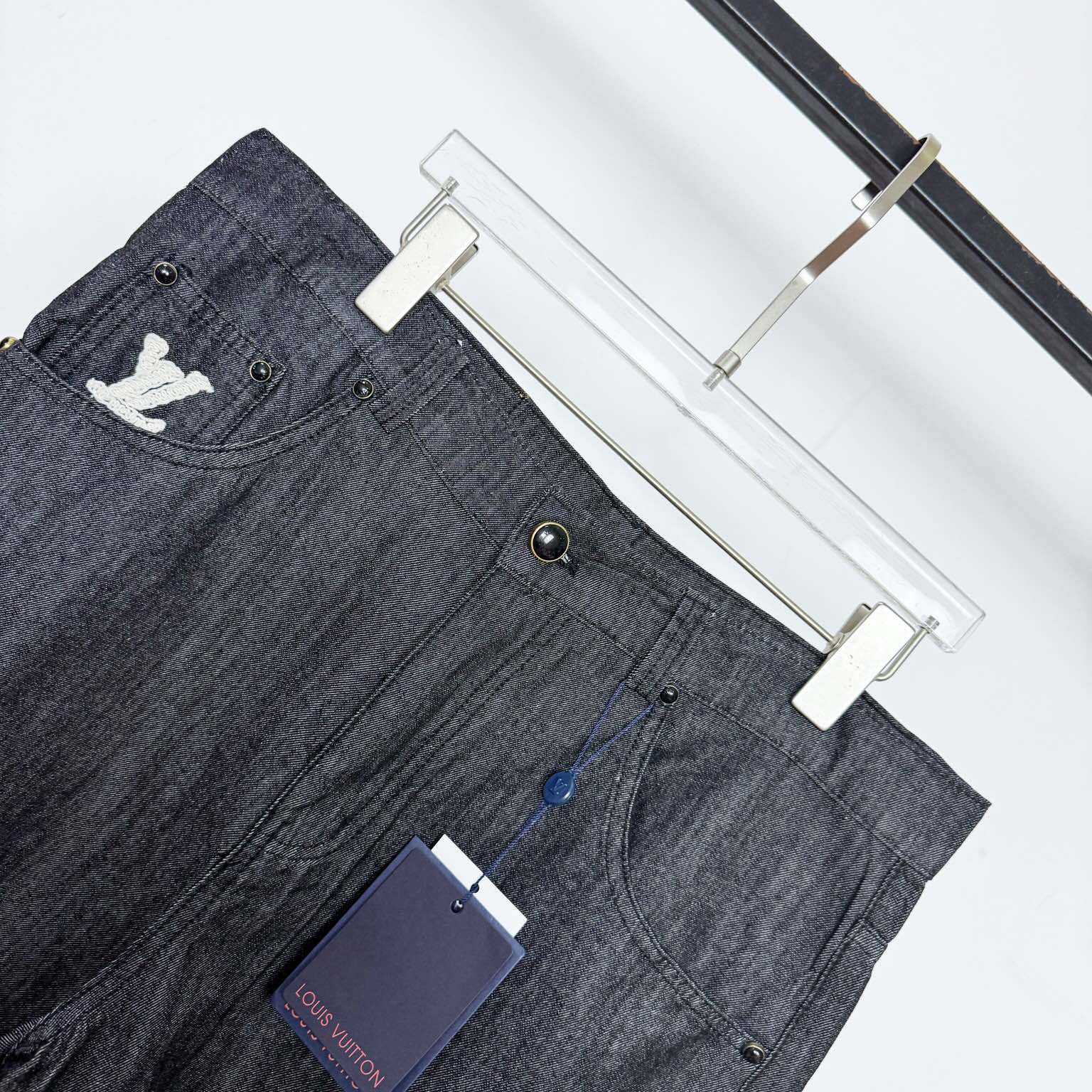 Louis Vuitton Chambray Shorts   1AHVC4 - DesignerGu