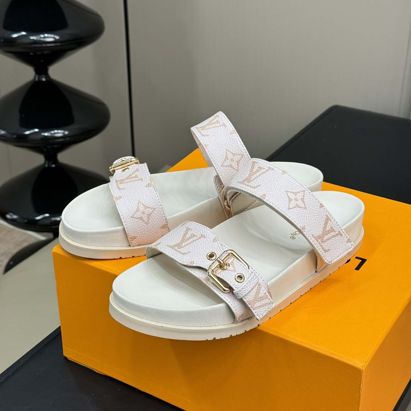 Louis Vuitton Bom Dia Flat Comfort Mule   1AHMT3 - DesignerGu