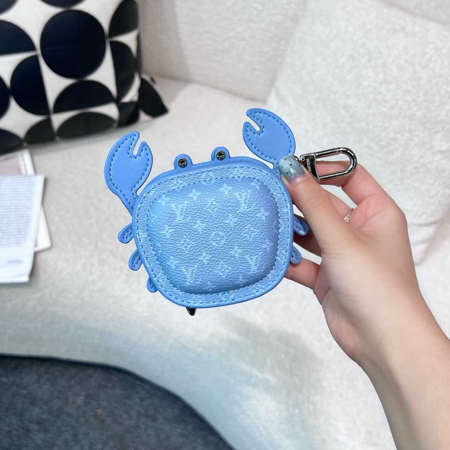 Louis Vuitton LV Crab Bag Charm   M02525 - DesignerGu