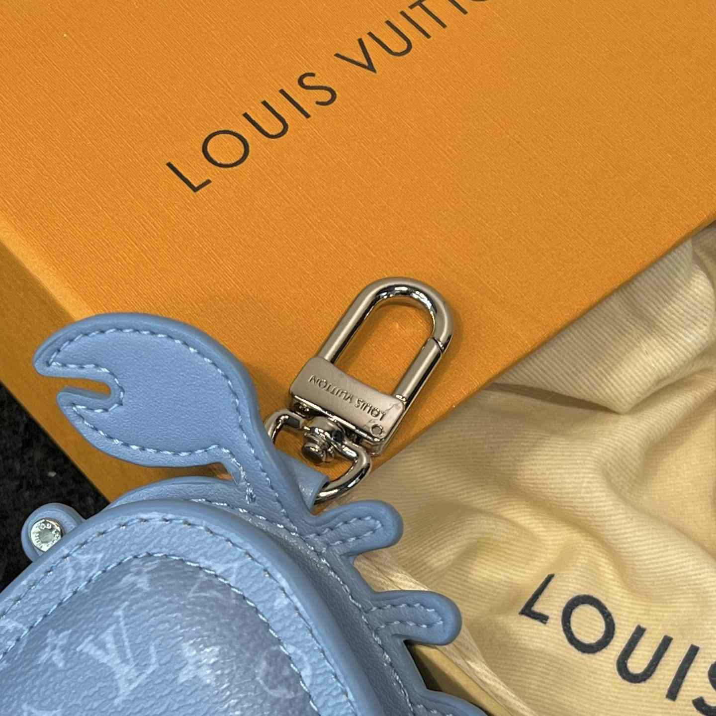 Louis Vuitton LV Crab Bag Charm   M02525 - DesignerGu