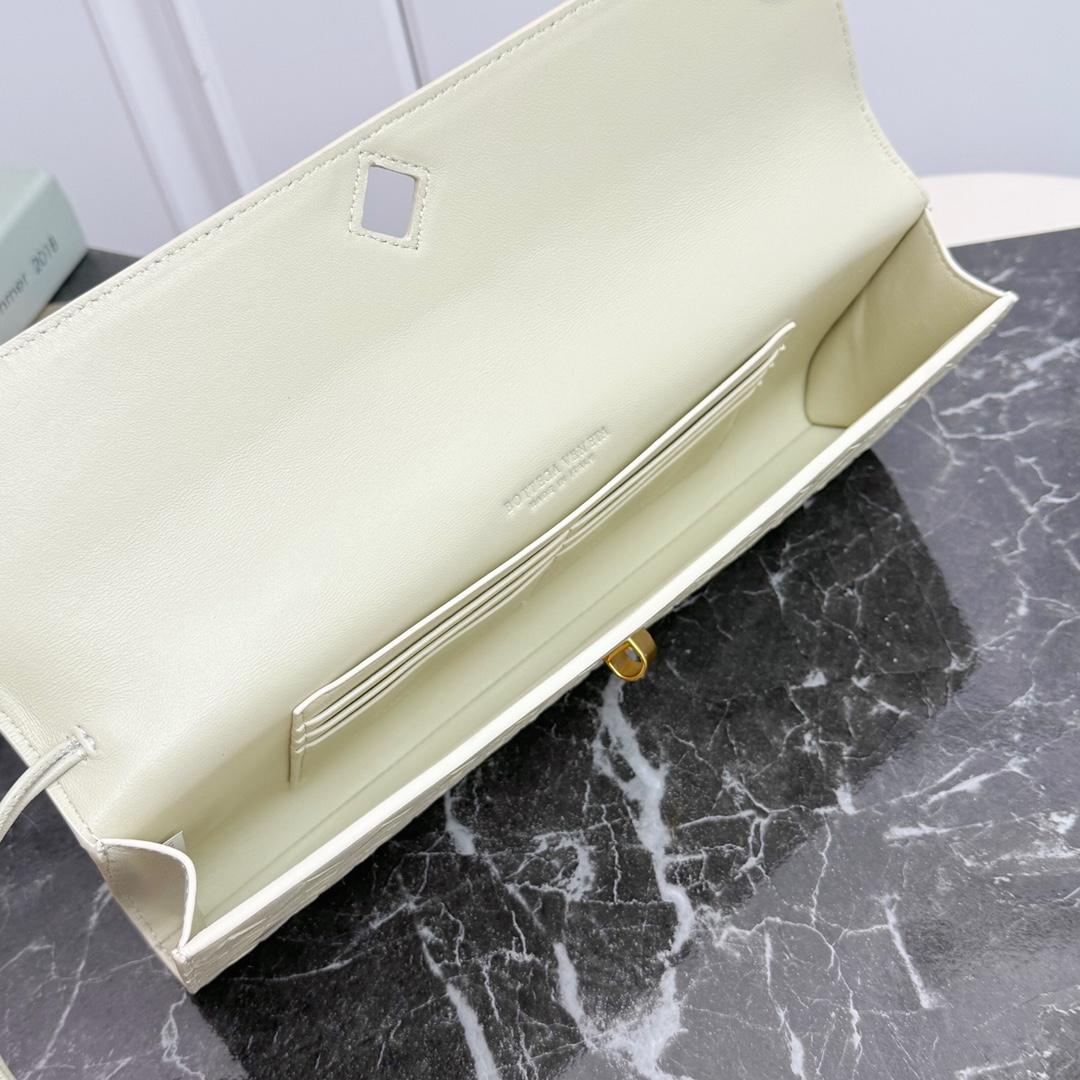 Bottega Veneta Andiamo Clutch 31*13*3cm - DesignerGu