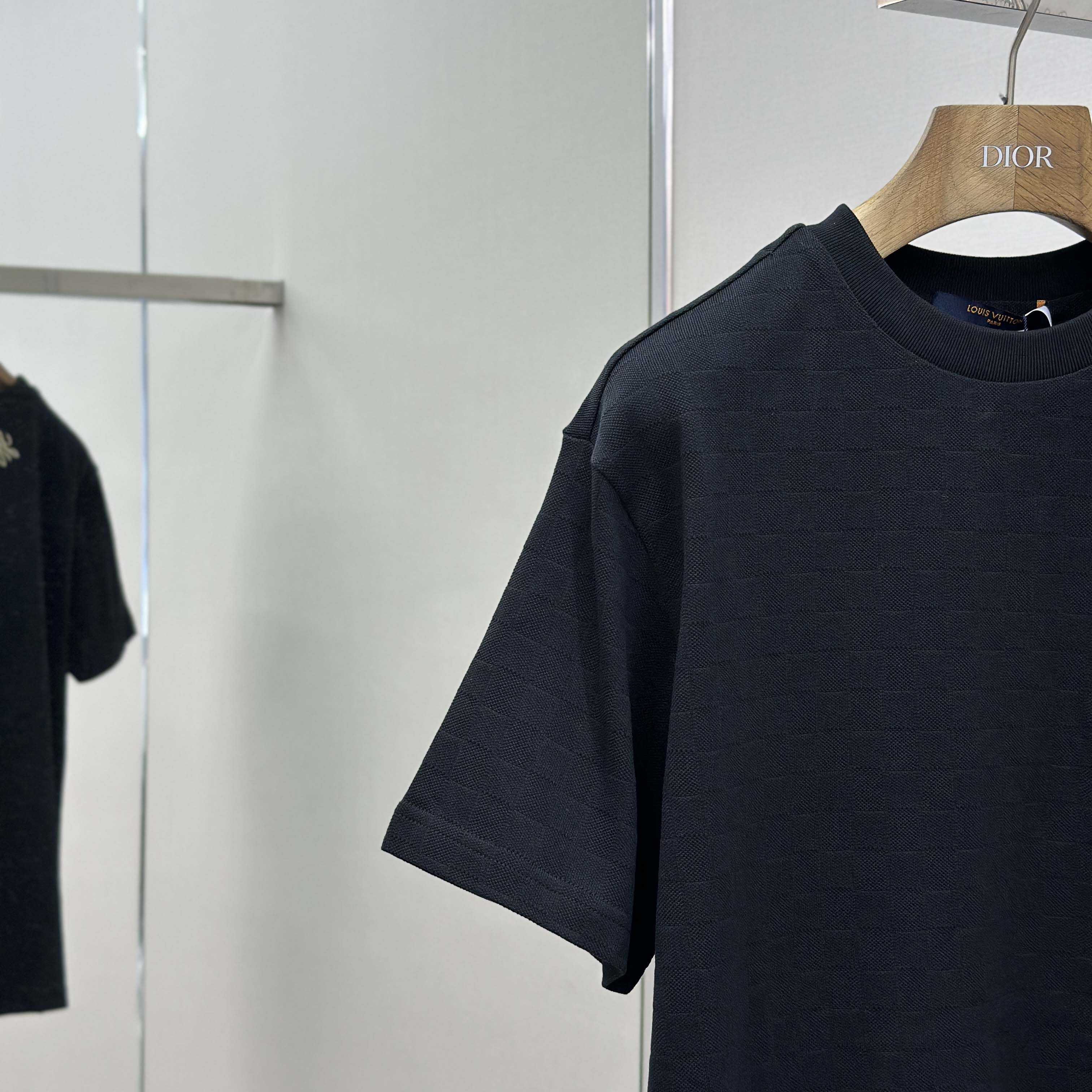 Louis Vuitton Signature Patch Cotton T-Shirt   1AGJZF - DesignerGu