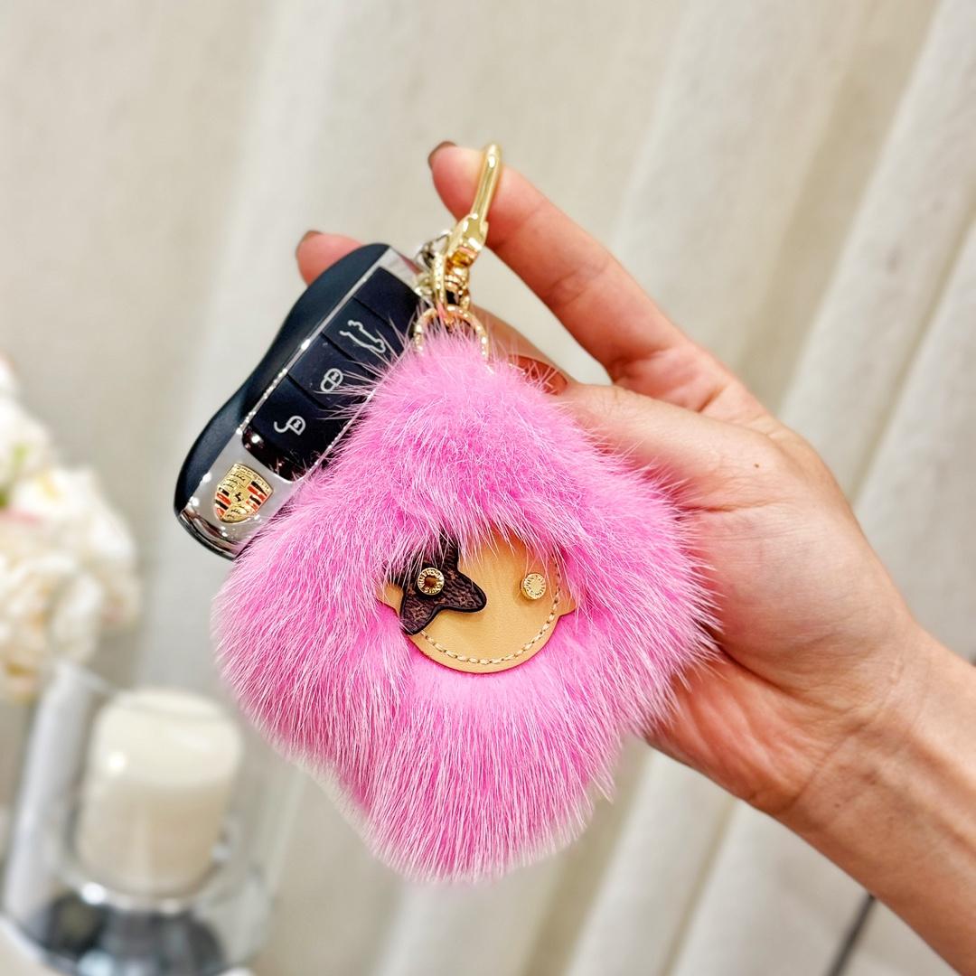 Louis Vuitton Vivienne Fur Key Holder   M01447 - DesignerGu