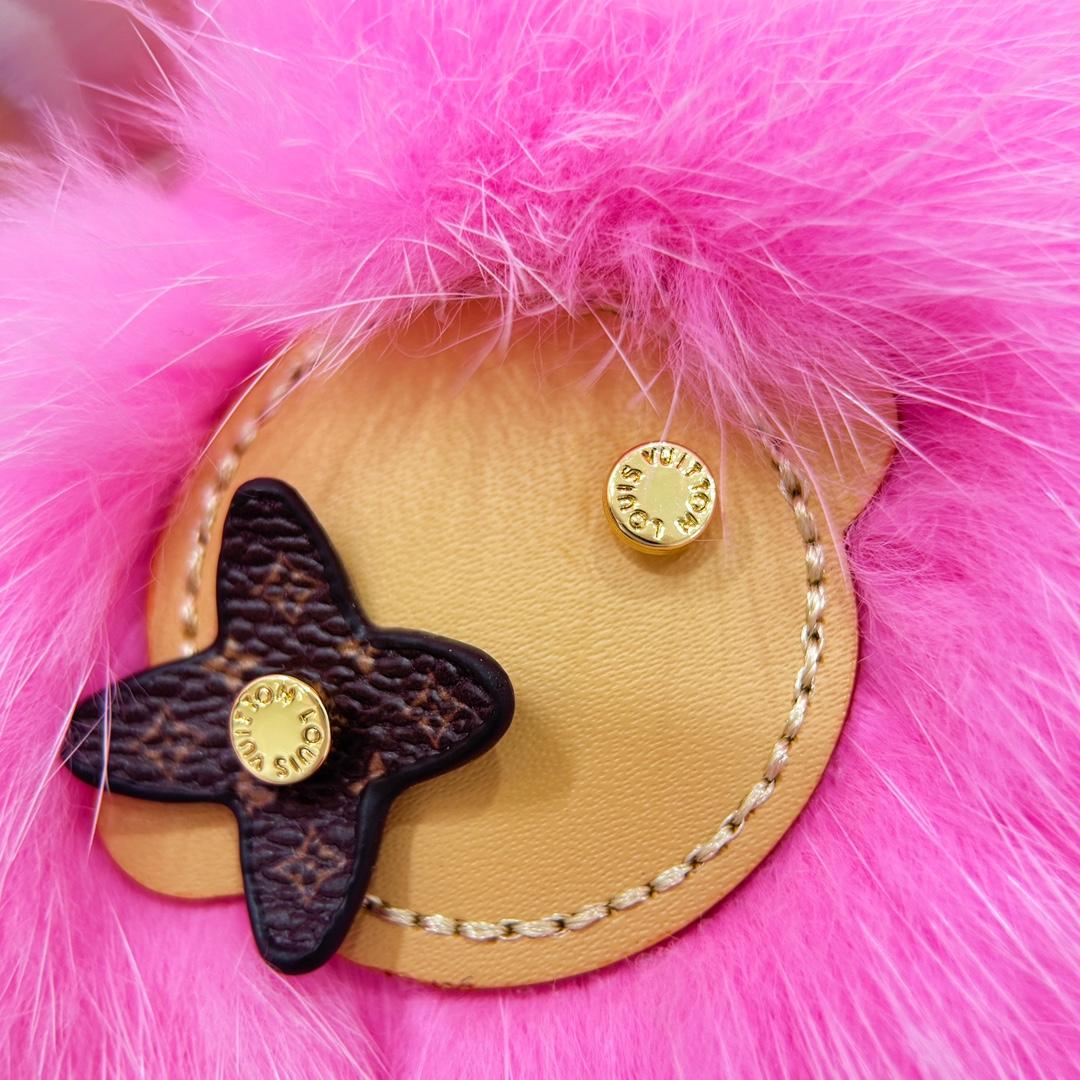 Louis Vuitton Vivienne Fur Key Holder   M01447 - DesignerGu