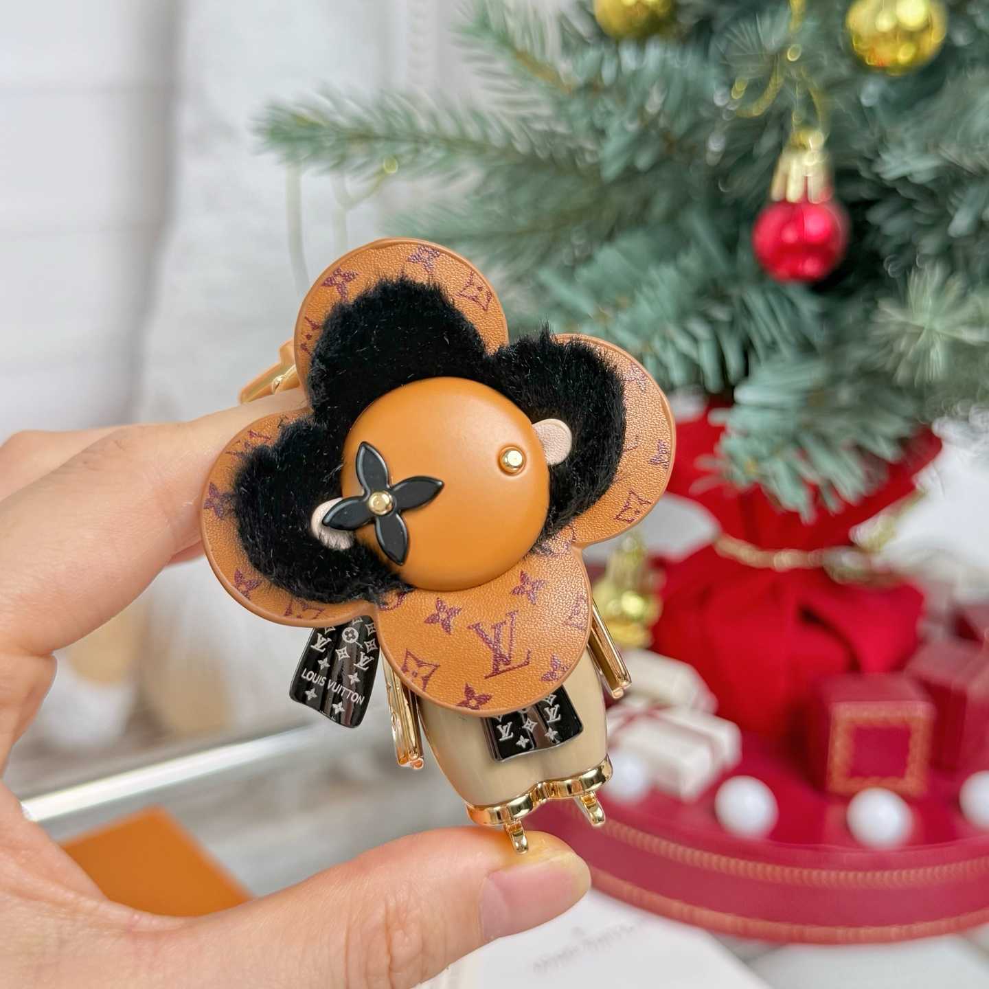 Louis Vuitton Vivienne Ski Bag Charm And Key Holder   M02137 - DesignerGu