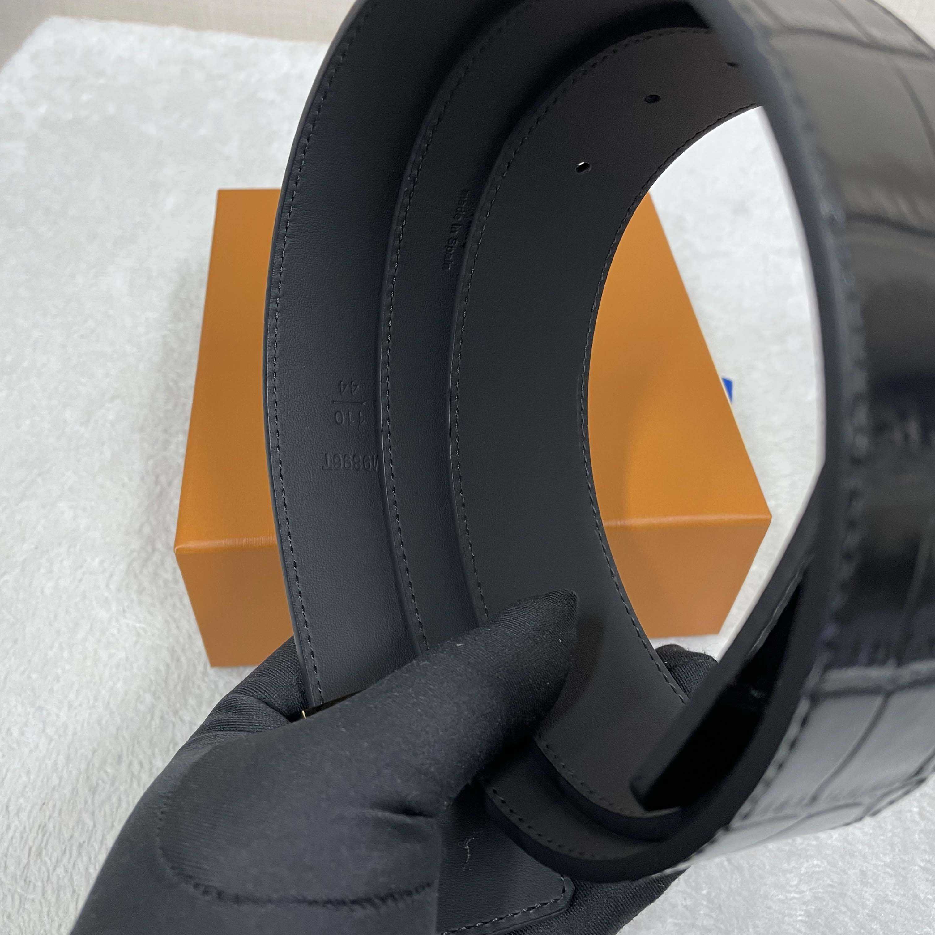 Louis Vuitton LV Initiales 40mm Reversible Belt  M8502U - DesignerGu