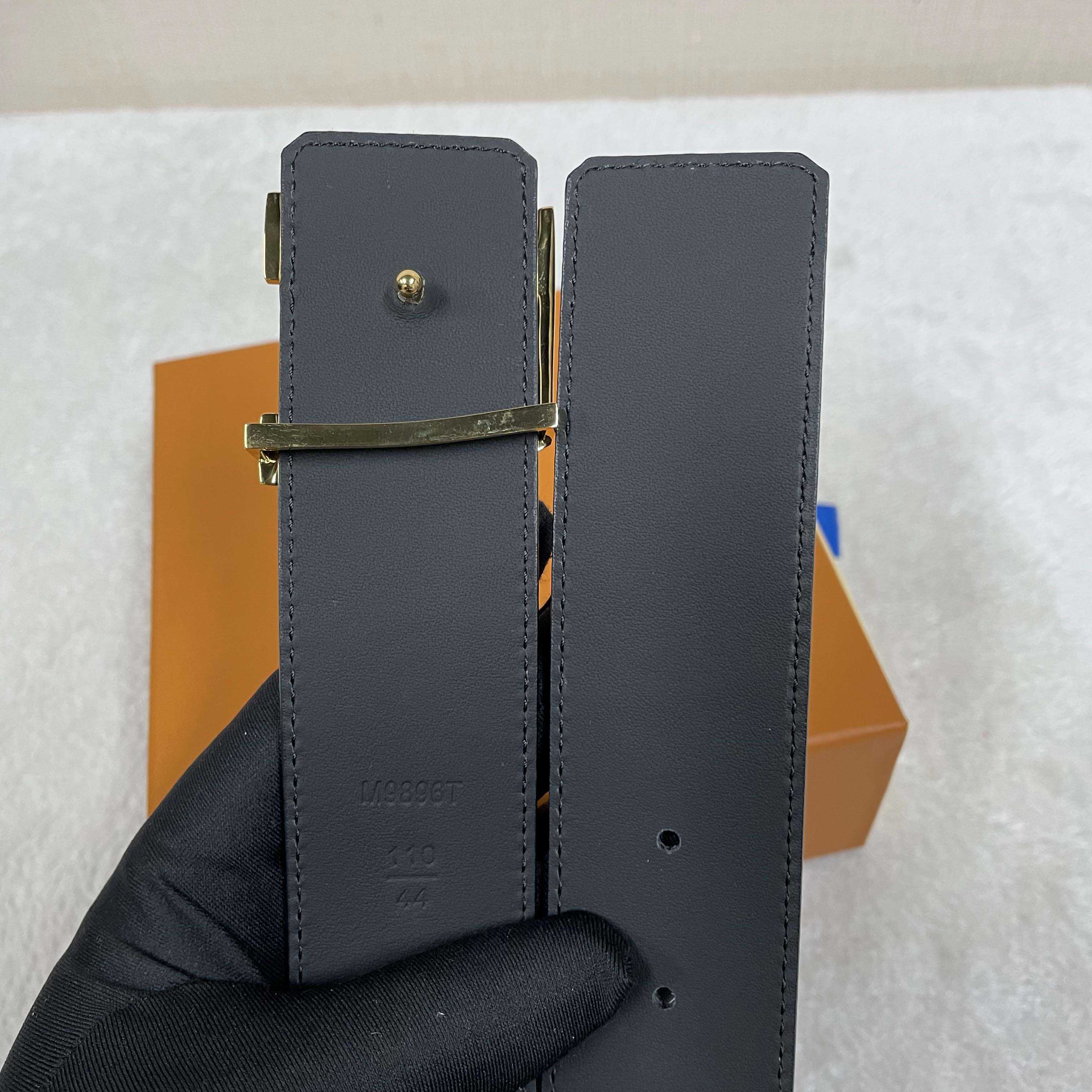 Louis Vuitton LV Initiales 40mm Reversible Belt  M8502U - DesignerGu