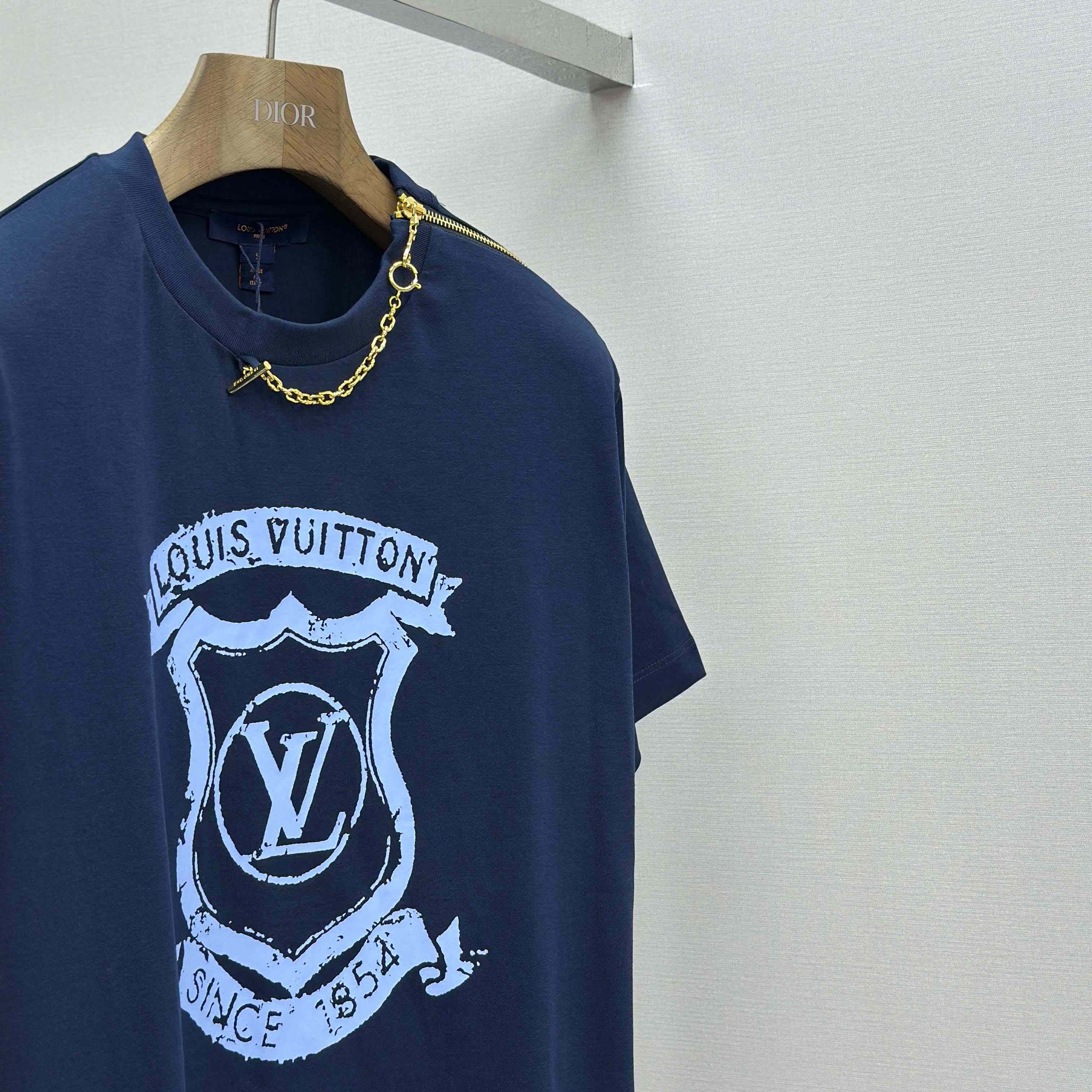 Louis Vuitton Signature Zipper Detail T-Shirt   1AI469 - DesignerGu